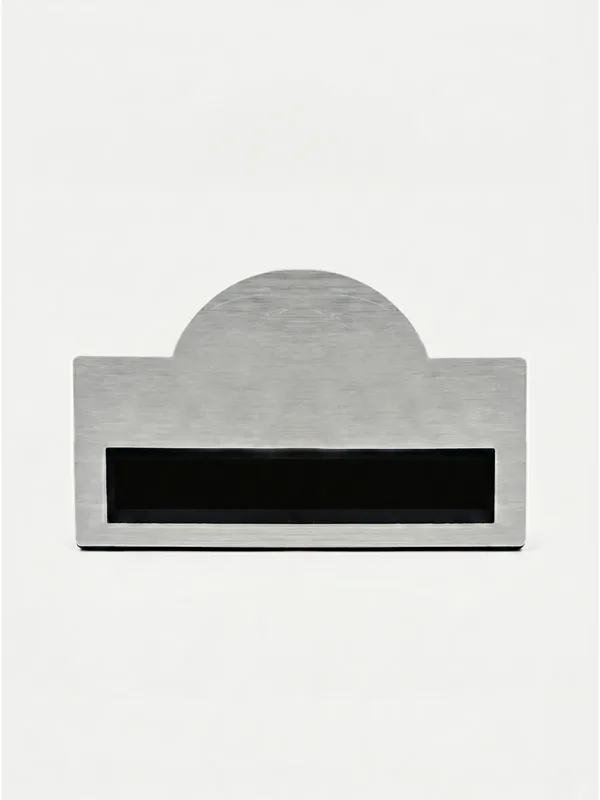 Yaka İsimliği Süblimasyon Kubbeli Metal Gümüş için isimlik ön yüzeyi, yaklaşık 7 x 3 cm baskı alanı logo uygulamalı ürün görseli